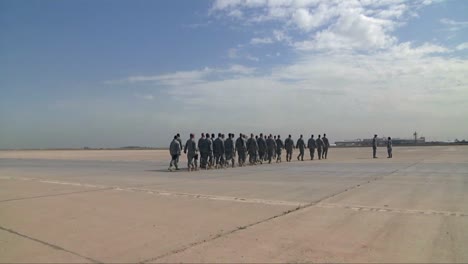 Los-Soldados-Heridos-Suben-A-Los-Aviones-Y-Salen-De-Irak-De-Manera-Ceremonial.