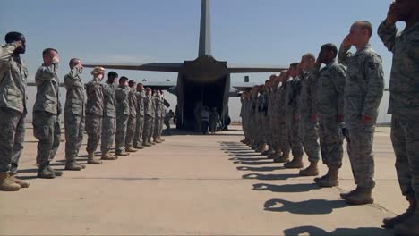 Los-Soldados-Heridos-Suben-A-Aviones-Y-Abandonan-Irak-De-Forma-Ceremonial-2