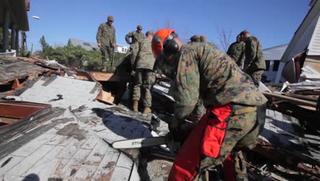 Marinesoldaten-Und-Armeetruppen-Durchsuchen-Zerstörte-Häuser-Nach-Dem-Hurrikan-Sand-1