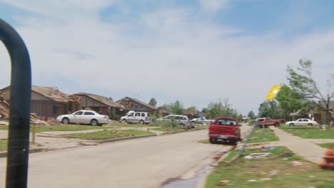 Bewohner-Durchsuchen-Die-Ruinen-Ihrer-Häuser-Nach-Dem-Verheerenden-Tornado-2013-In-Moore-Oklahoma-3