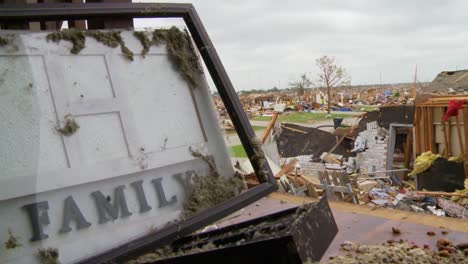 Bewohner-Durchsuchen-Die-Ruinen-Ihrer-Häuser-Nach-Dem-Verheerenden-Tornado-2013-In-Moore-Oklahoma-10