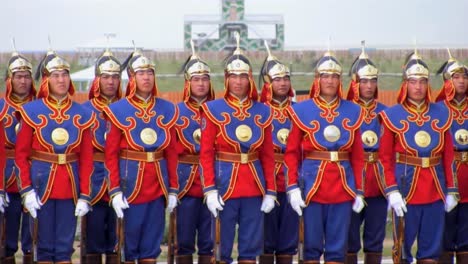 Übung-Khaan-Quest-2013-Zeigt-Uns-Militär-Und-Gute-Aufnahmen-Von-Mongolischen-Lwarrios-Beim-Kostümtreffen-In-Der-Mongolei