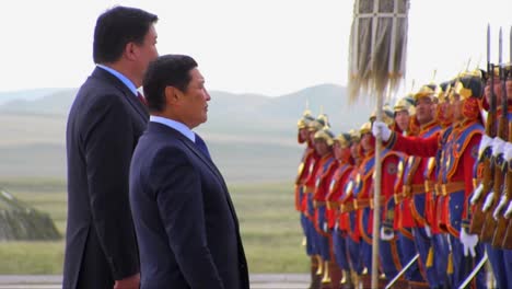 Chinesische-Führer-Begrüßen-Mongolische-Krieger-In-Voller-Tracht-Bei-Einer-Offiziellen-Zeremonie
