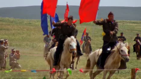 Mongolische-Reiter-Reiten-In-Einer-Zeremoniellen-Veranstaltung