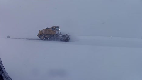 Quitanieves-Limpian-Carreteras-Congeladas-Y-Cubiertas-De-Hielo-Durante-El-Invierno