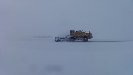 Quitanieves-Limpian-Carreteras-Congeladas-Y-Cubiertas-De-Hielo-Durante-El-Invierno-1