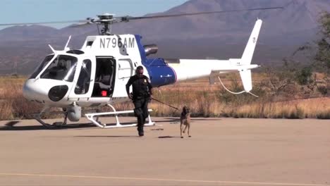 US-Grenzschutzbeamte-Benutzen-Hunde,-Um-Flugzeuge-Aufzuspüren,-Die-Die-Grenze-Zwischen-Den-USA-Und-Mexiko-überqueren