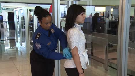 Flughafenreisende-Passieren-Einen-TSA-Sicherheitscheck