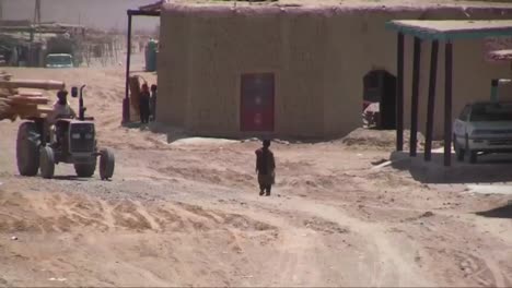 Schüsse-Aus-Einem-Konvoi,-Der-Durch-Abgelegene-Dörfer-In-Afghanistan-Fährt-3