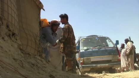 Aufnahmen-Von-Getreide-Und-Anderen-Waren,-Die-In-Ein-überfülltes-Und-Abgelegenes-Afghanisches-Dorf-Geliefert-Werden
