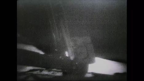 Astronauten-Von-Apollo-11-Laufen-Auf-Dem-Mond,-Während-Die-Menschen-überall-Auf-Der-Erde-Zusehen-3