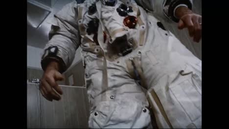 Astronauten-Werden-1970-Mit-Raumanzügen-Ausgestattet-1