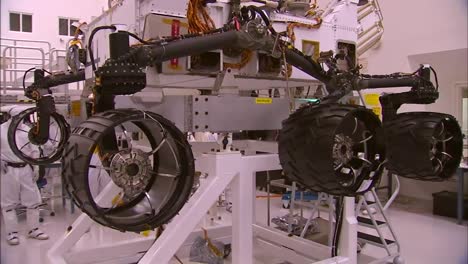 Nasa-Scientists-Work-In-The-Lab-To-Build-And-Test-The-Mars-Rover-2