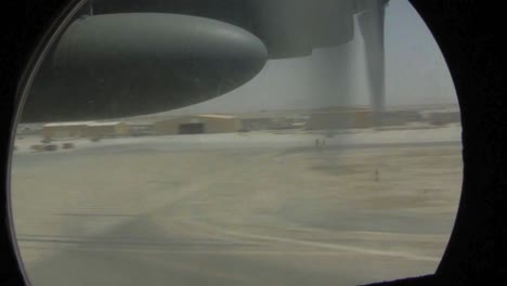 Pov-Desde-Un-Avión-Que-Despegaba-De-La-Base-De-La-Fuerza-Aérea-De-Bagram-En-Afganistán