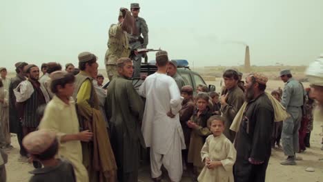 Afghanische-Soldaten-Verteilen-Spielzeug,-Schuhe,-Kleidung-Und-Geschenke-An-Dorfbewohner-In-Afghanistan-1