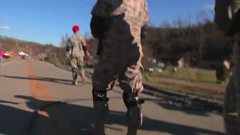 Soldaten-Der-Nationalgarde-Patrouillieren-Nach-Einem-Verheerenden-Tornado-In-Einem-Viertel-In-West-Liberty-Kentucky