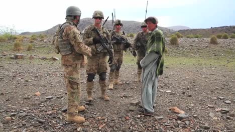 Los-Soldados-De-Los-Estados-Unidos,-Un-Puesto-De-Control-Afgano-Donde-Se-Detiene-Y-Registra-A-Los-Civiles