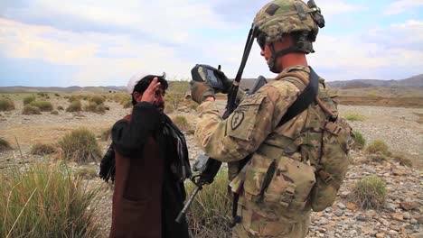Los-Soldados-Estadounidenses-Controlan-Un-Puesto-De-Control-Afgano-Donde-Los-Civiles-Son-Detenidos-Y-Registrados-Mientras-Se-Acerca-Una-Tormenta.