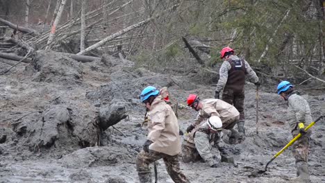 Soldiers-And-National-Guard-Troops-Assist-In-Search-And-Rescue-Operations-Following-A-Huge-Landslide-In-Oso-Washington-1