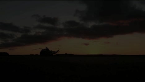 Sonnenaufgang-Auf-Einem-Militärstützpunkt-Mit-Hubschraubern-Auf-Der-Landebahn
