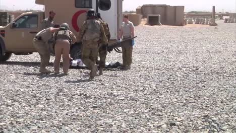 US-Armee-Flugmediziner-Trainieren-Afghanische-Luftwaffe-In-Medavac-Von-Zwei-Verletzten-Afghanischen-Kämpfern