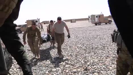 US-Armee-Flugmediziner-Trainieren-Afghanische-Luftwaffe-In-Medavac-Von-Zwei-Verletzten-Afghanischen-Kämpfern-1