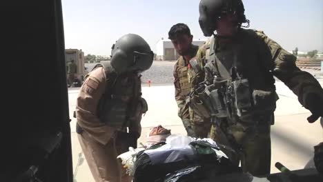 US-Armee-Flugmediziner-Trainieren-Afghanische-Luftwaffe-In-Medavac-Von-Zwei-Verletzten-Afghanischen-Kämpfern-3