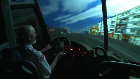 Bus--Und-Lkw-Fahrer-Lernen-Mit-Einem-Ausgeklügelten-Simulator-Das-Sichere-Fahren-Von-Fahrzeugen-2