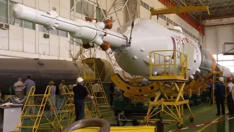 Eine-Russische-Sojus-Rakete-Wird-Montiert-Und-Für-Die-Expedition-Vorbereitet-1