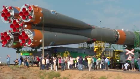 Eine-Russische-Sojus-Rakete,-Die-Mit-Der-Schiene-Zur-Startrampe-Bewegt-Wurde-3