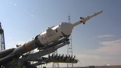 Eine-Russische-Sojus-Rakete-Steigt-Auf-Der-Startrampe-1