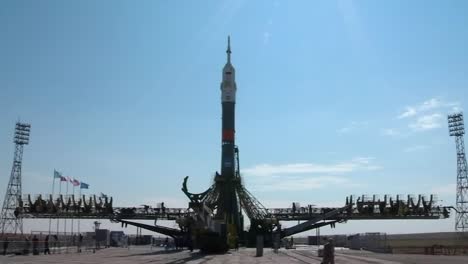 Eine-Russische-Sojus-Rakete-Wird-Auf-Der-Startrampe-Vorbereitet