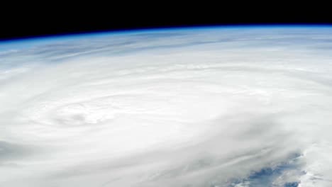 Ein-Massiver-Sturm-Hurrikan-Matthew-Bildet-Sich-Von-Der-Internationalen-Raumstation-2-Aus-Gesehen