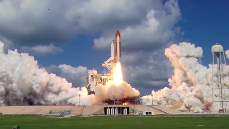 The-Space-Shuttle-Lifts-Off-From-The-Launch-Pad