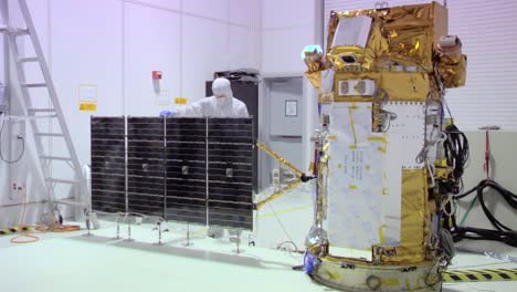 NASA-Ingenieure-Arbeiten-An-Einer-Solaranlage-Im-Weltraum-In-Einer-Streng-Kontrollierten-Reinraumumgebung-1