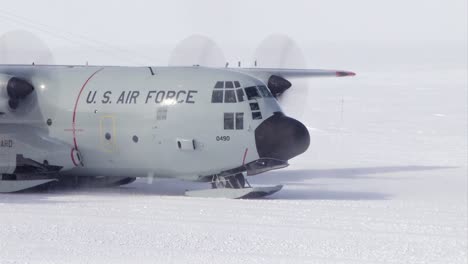 US-Air-Force-Lockheed-Lc130-Skiflugzeug,-Das-Von-Der-Gefrorenen-Arktischen-Tundra-Abhebt