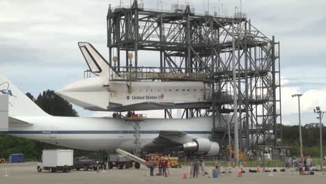 The-Space-Shuttle-Endeavor-Piggybacks-On-The-Back-Of-A-747-2