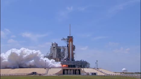 The-Espacio-Shuttle-Atlantis-Lifts-Off-From-Cape-Canaveral-Florida-2