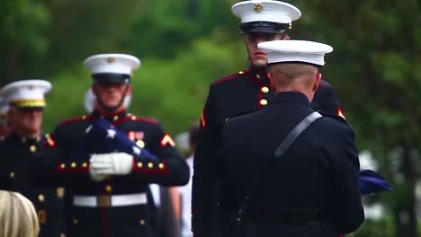 Us-Marine-Honor-Guard-Leads-A-Funeral-For-A-Fallen-Soldier-7