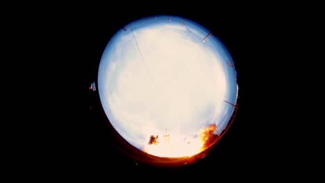 Eine-Extreme-Fisheye-Weitwinkelansicht-Des-NASA-Orion-Raketenstarts-Von-Der-Startrampe