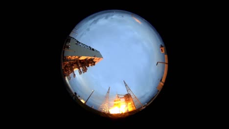 Eine-Extreme-Fisheye-Weitwinkelansicht-Des-NASA-Orion-Raketenabhebens-Von-Der-Startrampe-2