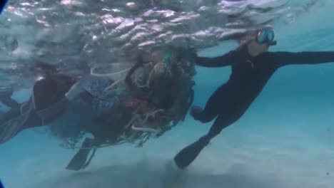 Los-Buzos-Trabajan-Para-Quitar-Las-Redes-De-Pesca-Enredadas-De-Los-Arrecifes-De-Coral-Cerca-De-Hawaii-1