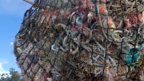 Meeresforscher-Sammeln-Und-Entsorgen-Tonnen-Von-Meeresmüll-Und-Fischernetzen