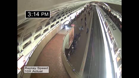 Rauch-Füllt-Einen-U-Bahn-Tunnel-Auf-Überwachungsvideo