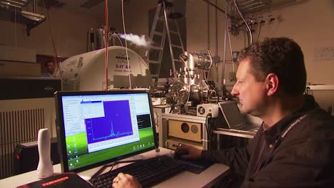 Scientists-At-The-Pacific-Northwest-National-Laboratory-Environmental-Molecular-Sciences-Laboratory-Do-Advanced-Biochemical-Research-In-Nuclear-Magnetic-Resonance-And-Electron-Paramagnetic-Resonance-3