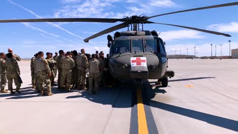 Muévase-Rápidamente-A-Un-Servicio-De-Ambulancia-Aérea-En-Helicóptero-De-La-Cruz-Roja-Del-Ejército-Con-Tropas-Cerca