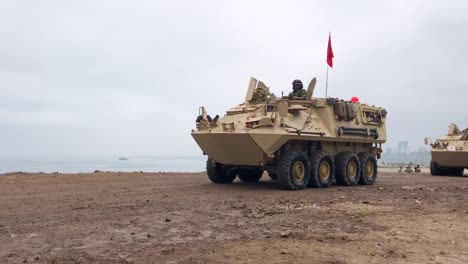 Peruanische-Militärpanzer-Bewegen-Sich-über-Einen-Strand-In-Lima-Peru