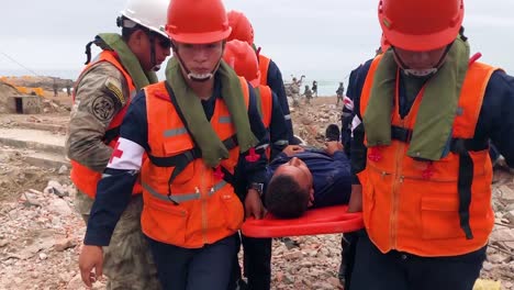 Such--Und-Rettungsspezialisten-Der-Peruanischen-Armee-Arbeiten-An-Verletzten-Überlebenden-Einer-Scheinkatastrophe-An-Einem-Strand-In-Lima-Peru-On