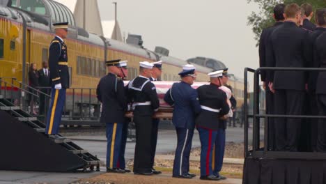 Images-Of-The-State-Funeral-For-41St-President-George-Hw-Bush-His-Casket-Coffin-Carried-From-Train-1