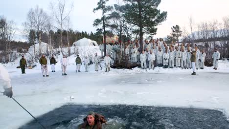 US-Marines-Führen-Während-Des-Kaltwettertrainings-In-Setermoen-Norwegen-Polar-Eisbrecher-Übungen-Durch-Und-Fallen-Absichtlich-In-Eiskaltes-Wasser-3